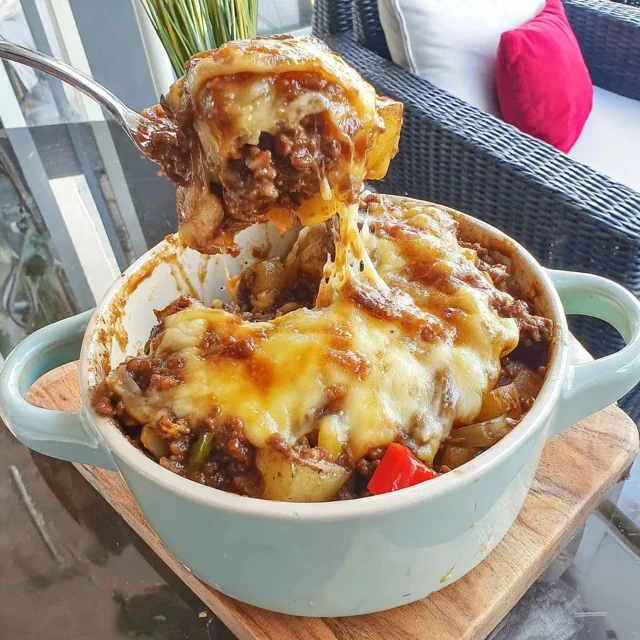 Cheesy Ground Beef and Potato Bake with Cheddar